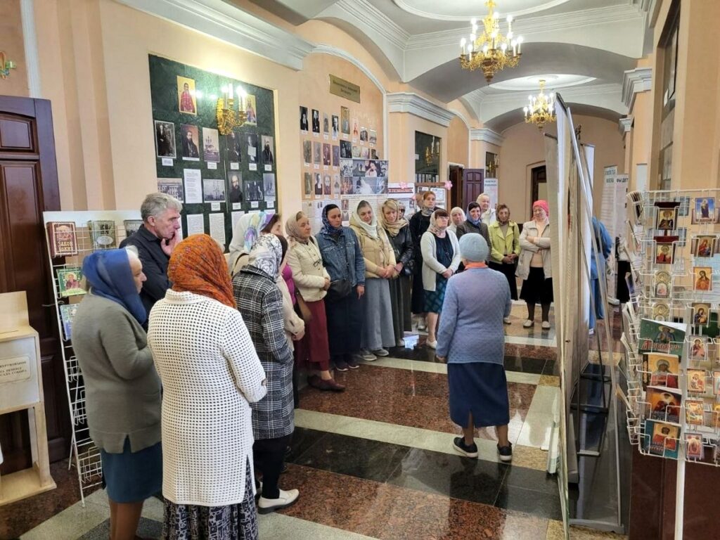В храме Преображения Господня состоялось открытие выставки, посвященной семейным ценностям и защите жизни