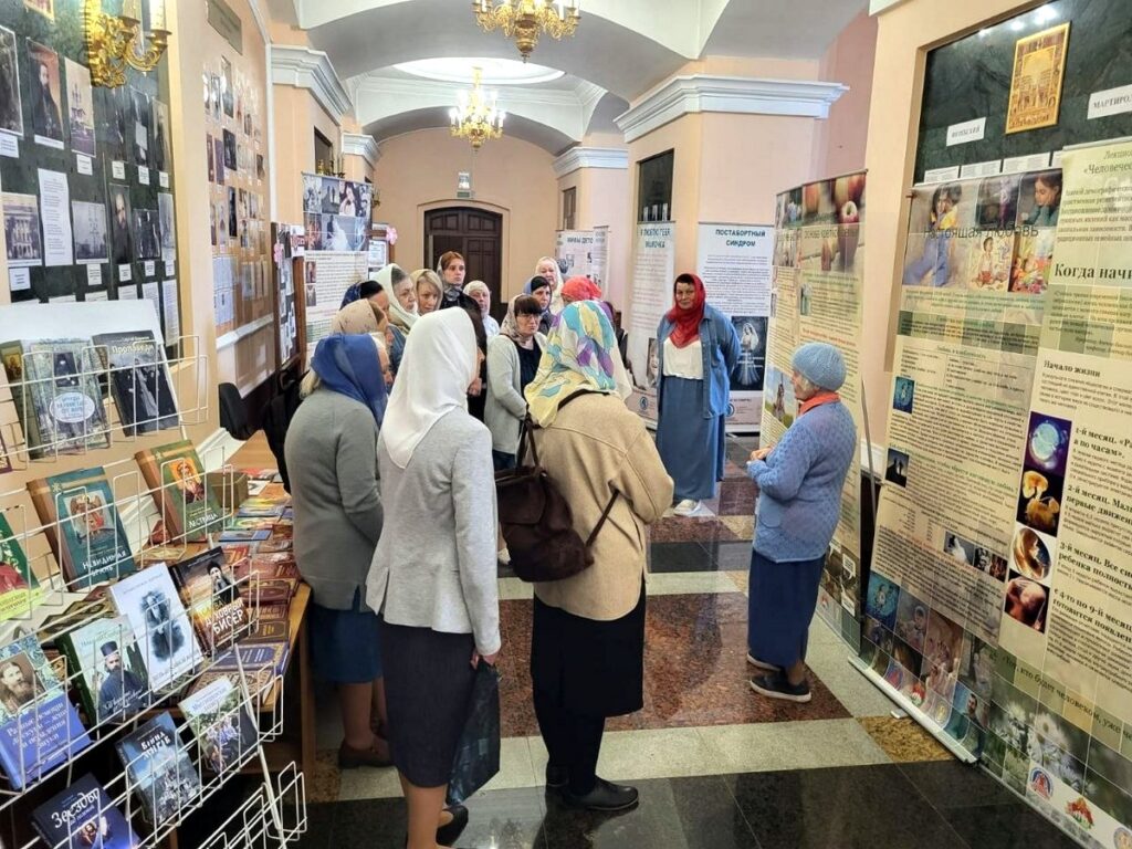 В храме Преображения Господня состоялось открытие выставки, посвященной семейным ценностям и защите жизни