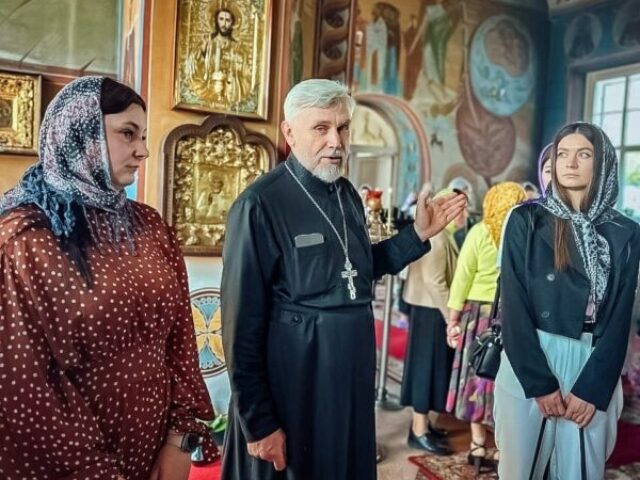 Иерей Сергий Федосеев провел экскурсию по Преображенскому храму г. Чашники для членов Белорусского республиканского союза молодёжи