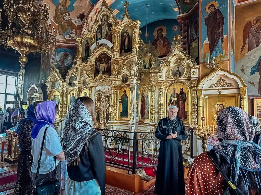 Иерей Сергий Федосеев провел экскурсию по Преображенскому храму г. Чашники для членов Белорусского республиканского союза молодёжи
