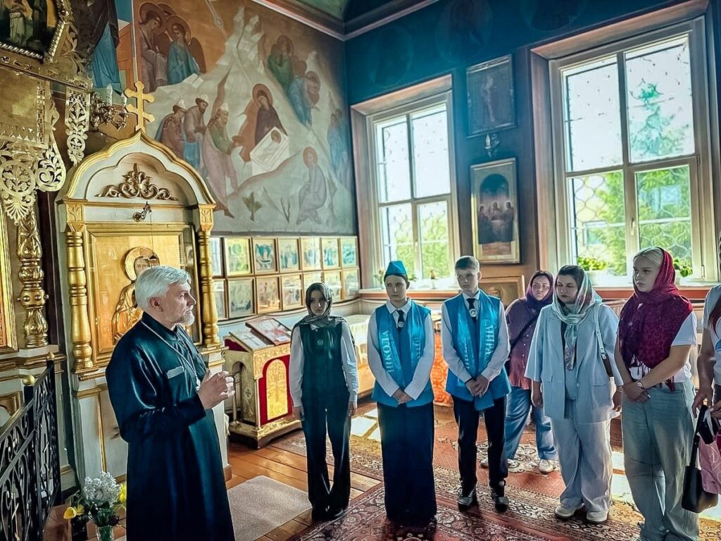 Иерей Сергий Федосеев провел экскурсию по Преображенскому храму г. Чашники для членов Белорусского республиканского союза молодёжи