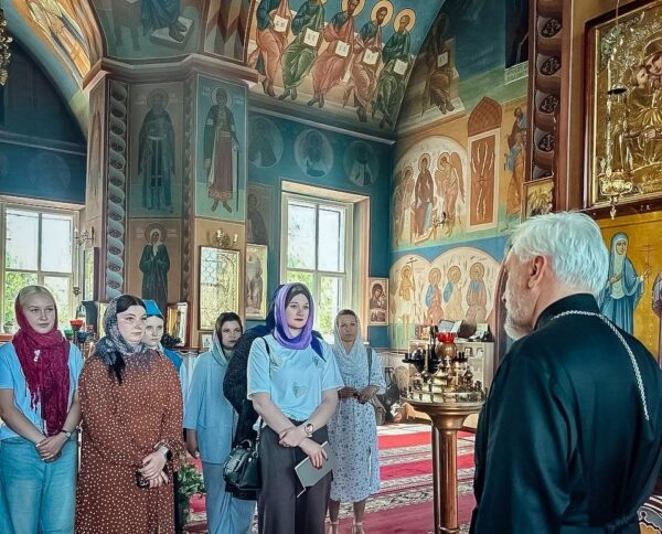 Иерей Сергий Федосеев провел экскурсию по Преображенскому храму г. Чашники для членов Белорусского республиканского союза молодёжи