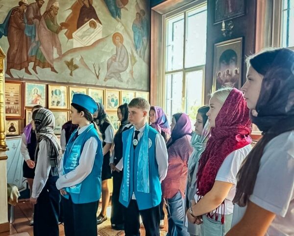 Иерей Сергий Федосеев провел экскурсию по Преображенскому храму г. Чашники для членов Белорусского республиканского союза молодёжи