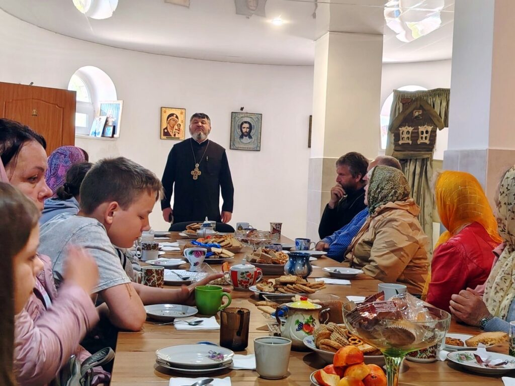 Молебен ко Дню семьи прошел в храме святителя Николая Чудотворца в Шумилино