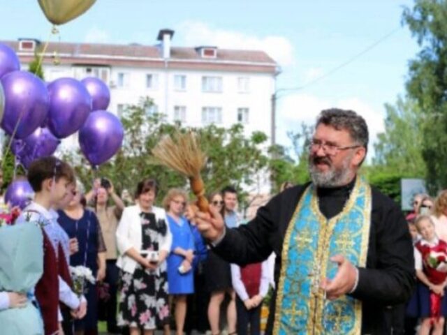 Иерей Сергий Денищиц посетил линейку в Боровской средней школе