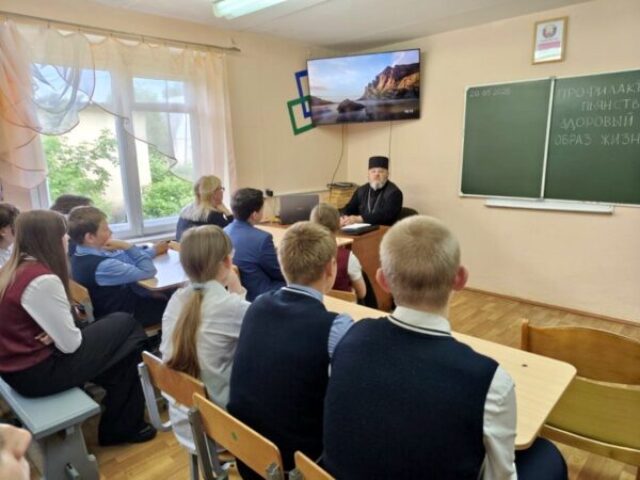Протоиерей Феодор Пучинский провёл встречу с преподавательским составом и учащимися Башневской базовой школы