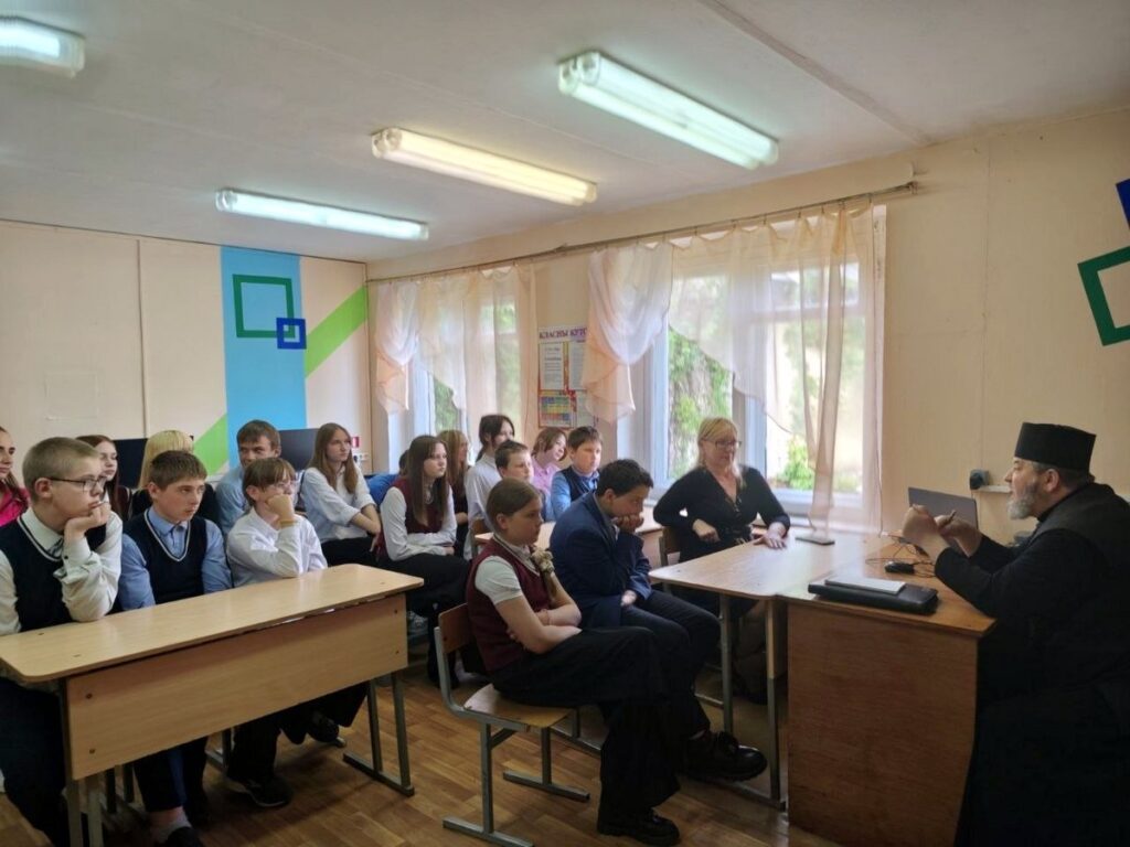 Протоиерей Феодор Пучинский провёл встречу с преподавательским составом и учащимися Башневской базовой школы