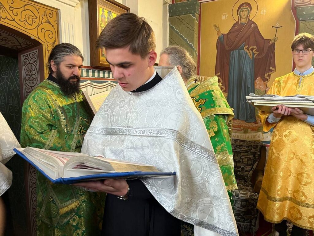 В канун Дня Святой Пятидесятницы архиепископ Димитрий возглавил всенощное бдение в Покровском кафедральном соборе Витебска