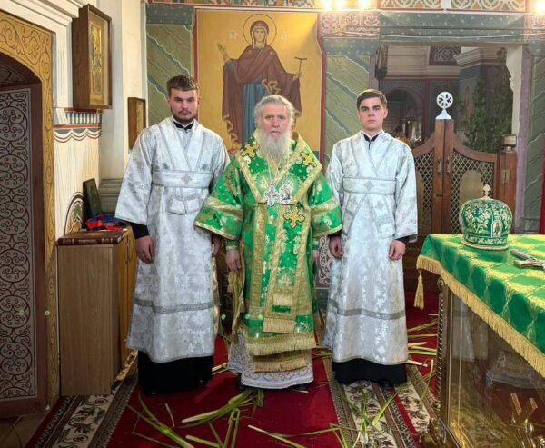 В канун Дня Святой Пятидесятницы архиепископ Димитрий возглавил всенощное бдение в Покровском кафедральном соборе Витебска