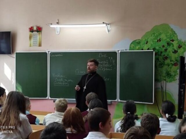 Иерей Дионисий Андреев побеседовал с учащимися Лужеснянской школы "Семья без сквернословия"