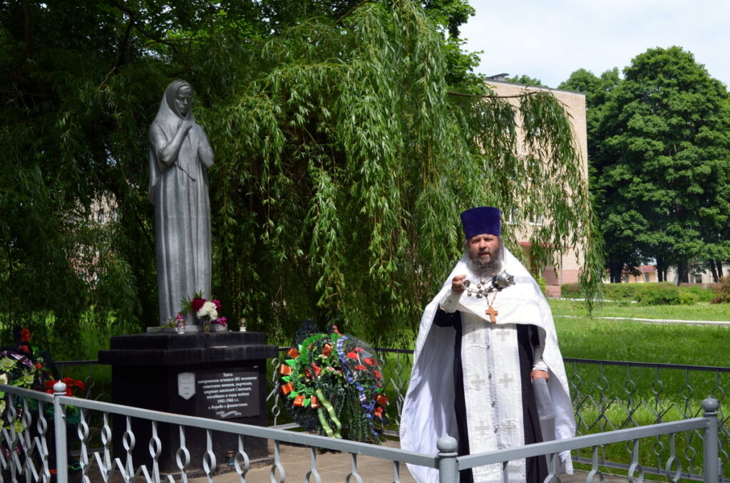 Иерей Олег Лагуновский совершил чин заупокойной литии на мемориале «Скорбящая мать»