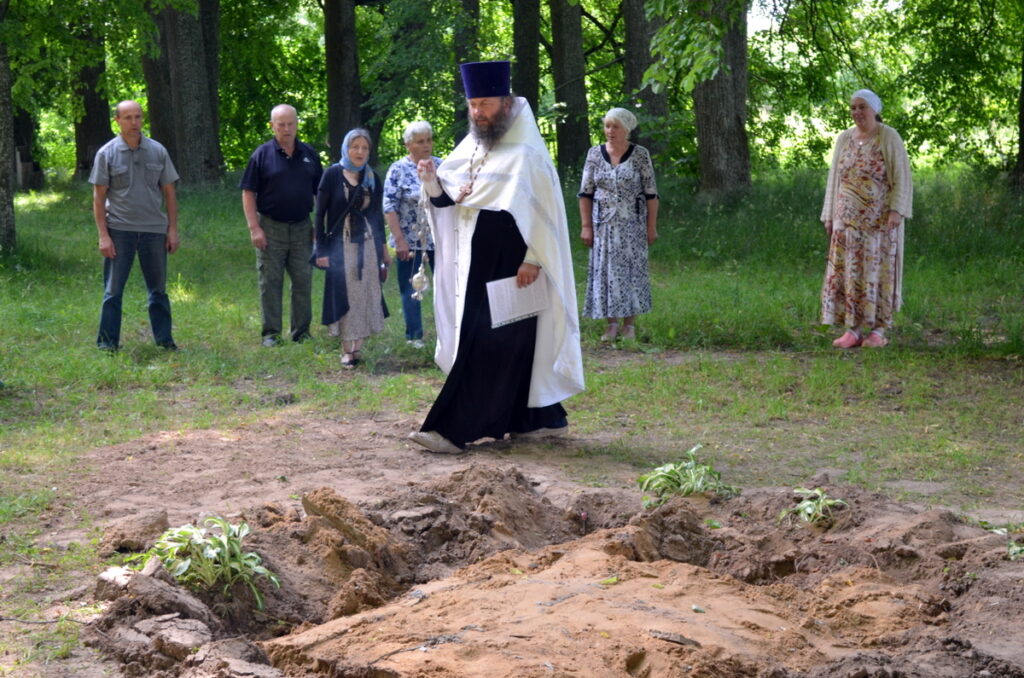 Иерей Олег Лагуновский совершил чин заупокойной литии на мемориале «Скорбящая мать»