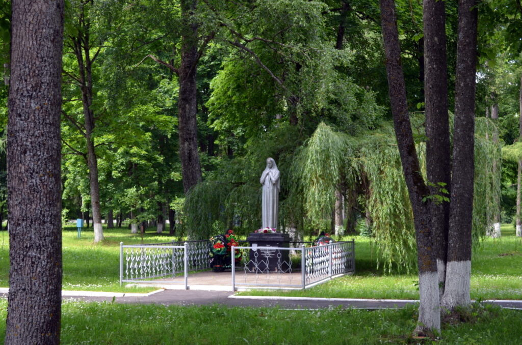 Иерей Олег Лагуновский совершил чин заупокойной литии на мемориале «Скорбящая мать»