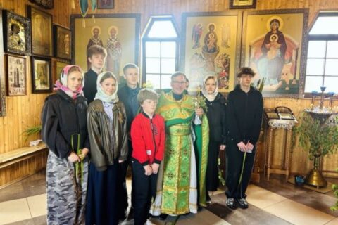 в праздник Живоначалной Троицы в стенах Никольского храма собрались учащиеся школы г.п.Коханово. Ребята пришли в храм для того, чтобы обратиться к Богу с молитвой перед предстоящими экзаменами. Настоятель храма иерей Игорь Цветков совершил молебное пение перед началом всякого доброго дела и благословил учащихся на предстоящие экзаменационные испытания. После молебна священнослужитель обратился к собравшимся со словом назидания. В первую очередь отец Игорь пожелал ребятам успехов и Божией помощи на важном этапе их жизни, чтобы успешная сдача экзаменов стала хорошей основой для правильного выбора дальнейшей учёбы. Также отец Игорь отметил, что наравне с получением образования и изучения различных дисциплин, человек призван воспитывать в себе добрые качества души, украшать себя добродетелями и следовать словам Христа: «Как вы хотите чтобы с вами поступали люди, так и вы поступайте с ближними вашими».