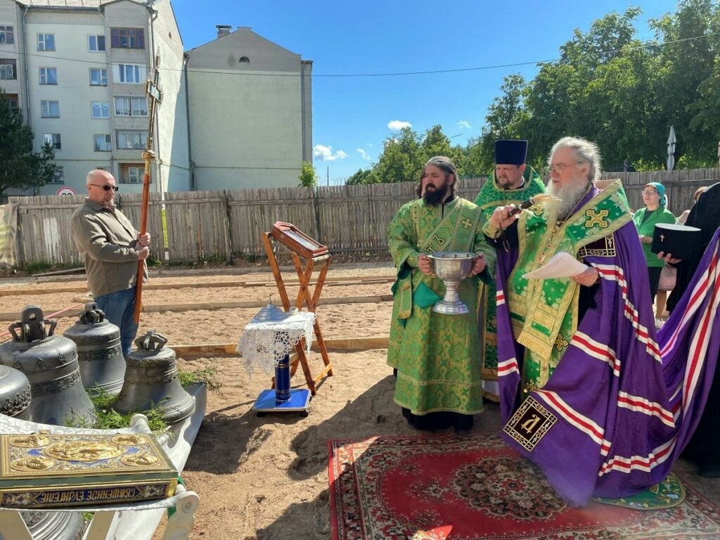Архиепископ Витебский и Оршанский Димитрий освятил колокола в храме Рождества Христова Витебска