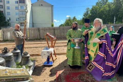 Архиепископ Витебский и Оршанский Димитрий освятил колокола в храме Рождества Христова Витебска