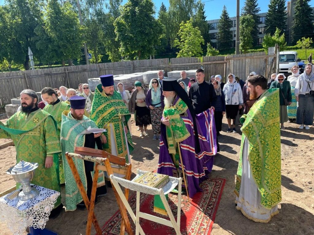 Архиепископ Витебский и Оршанский Димитрий освятил колокола в храме Рождества Христова Витебска