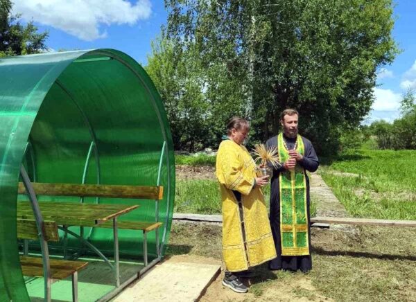 Иерей Вадим Котов освятил поклонный Крест в д. Старое Хороброво
