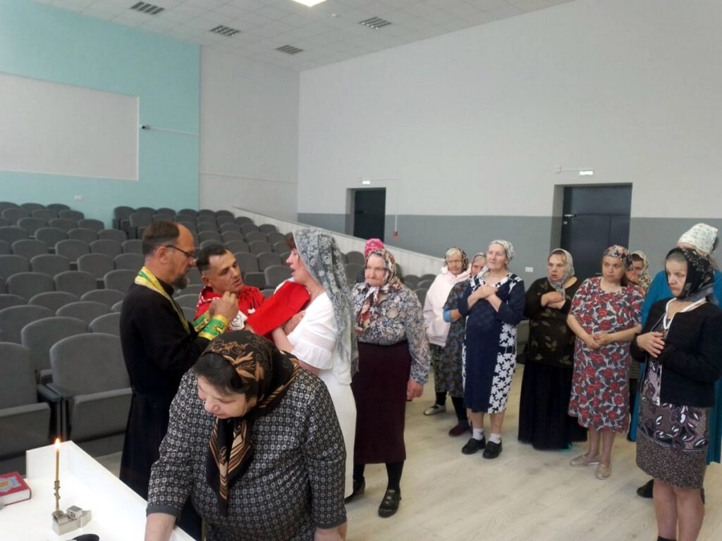 Иерей Игорь Шаповалов посетил Бабиничский социальный пансионат «Звездный»