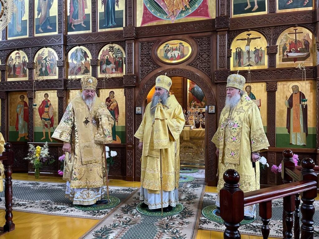 Архиепископ Димитрий сослужил митрополиту Георгию и архиепископу Стефану в храме прп. Серафима Саровского в Жлобине