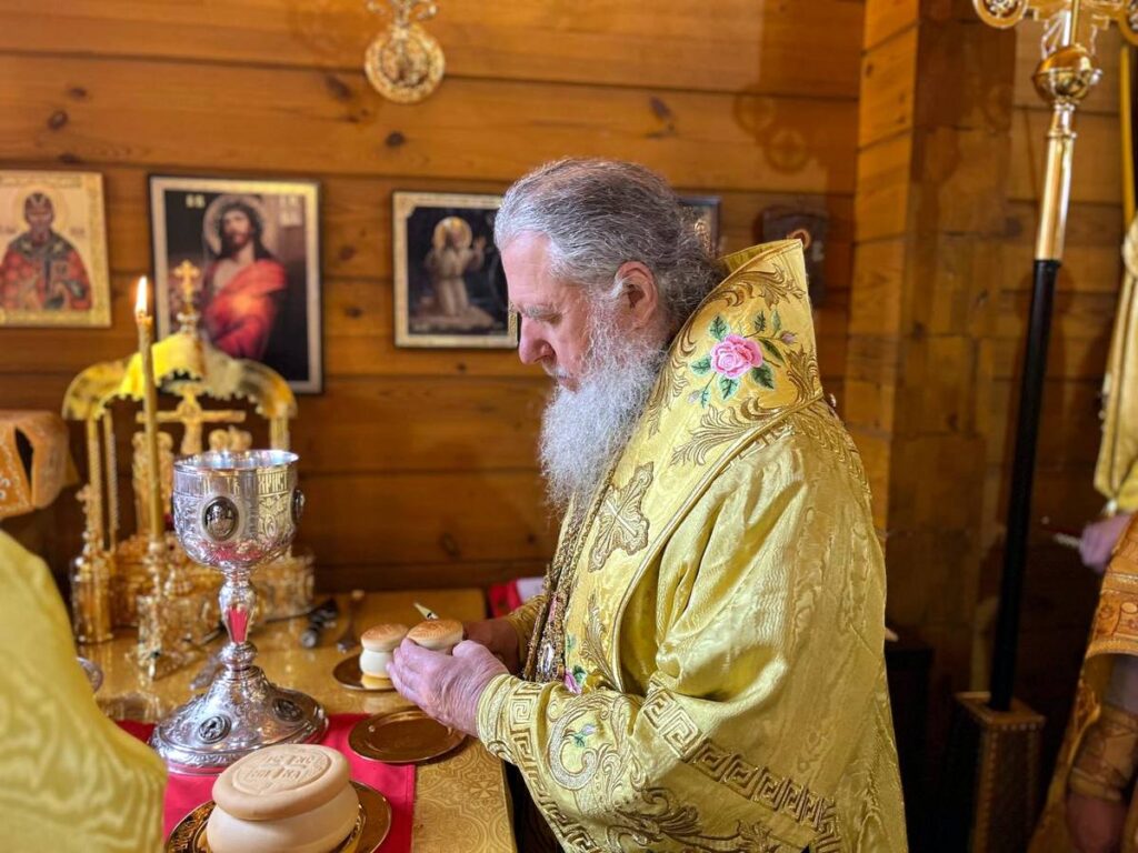Архиепископ Димитрий сослужил митрополиту Георгию и архиепископу Стефану в храме прп. Серафима Саровского в Жлобине
