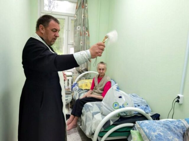 Иерей Сергий Шишков посетил больницу сестринского ухода в аг. Слобода