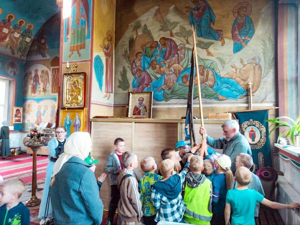 Воспитанники летнего лагеря посетили храм Преображения Господня г. Чашники