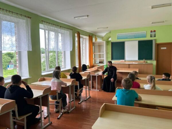 Протоиерей Александр Лазуко побеседовал со школьниками о послушании