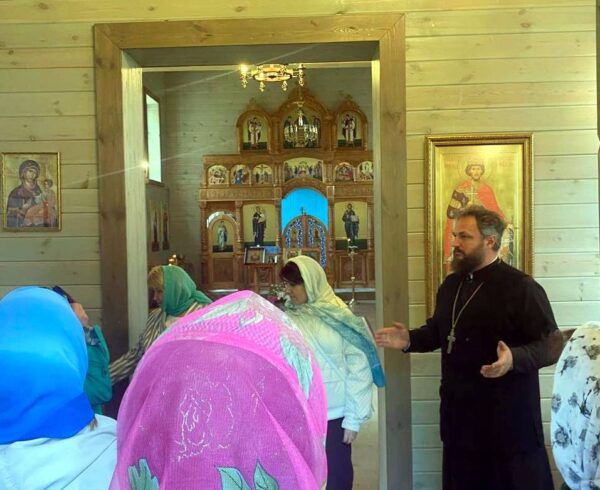 Иерей Андрей Денисов провел экскурсию по храму Успения Пресвятой Богородицы для участников семинара библиотекарей Сенненского района