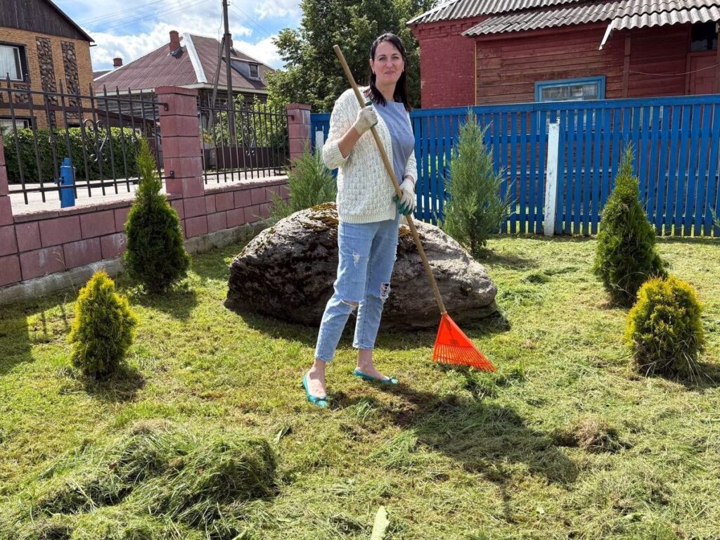 Протоиерей Сергий Лешкевич, Виктор Азаренок, члены Лепельского районного отделения Республиканской партии труда и прихожане навели порядок на территории храма святой великомученицы Параскевы Пятницы Лепеля