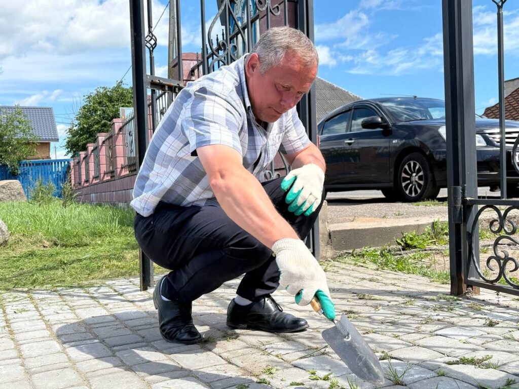 Протоиерей Сергий Лешкевич, Виктор Азаренок, члены Лепельского районного отделения Республиканской партии труда и прихожане навели порядок на территории храма святой великомученицы Параскевы Пятницы Лепеля