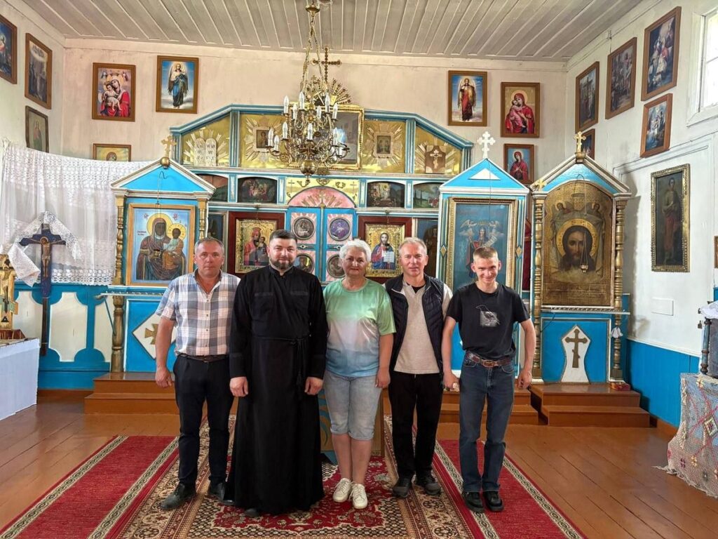 Протоиерей Сергий Лешкевич, Виктор Азаренок, члены Лепельского районного отделения Республиканской партии труда и прихожане навели порядок на территории храма святой великомученицы Параскевы Пятницы Лепеля