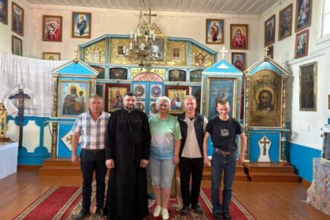 Протоиерей Сергий Лешкевич, Виктор Азаренок, члены Лепельского районного отделения Республиканской партии труда и прихожане навели порядок на территории храма святой великомученицы Параскевы Пятницы Лепеля
