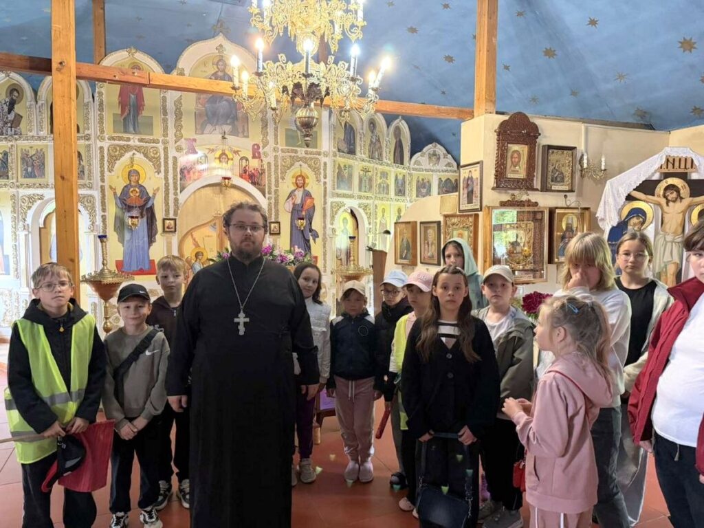 Воспитанники лагеря "Чайка" посетили храм святителя Николая Чудотворца Новолукомля