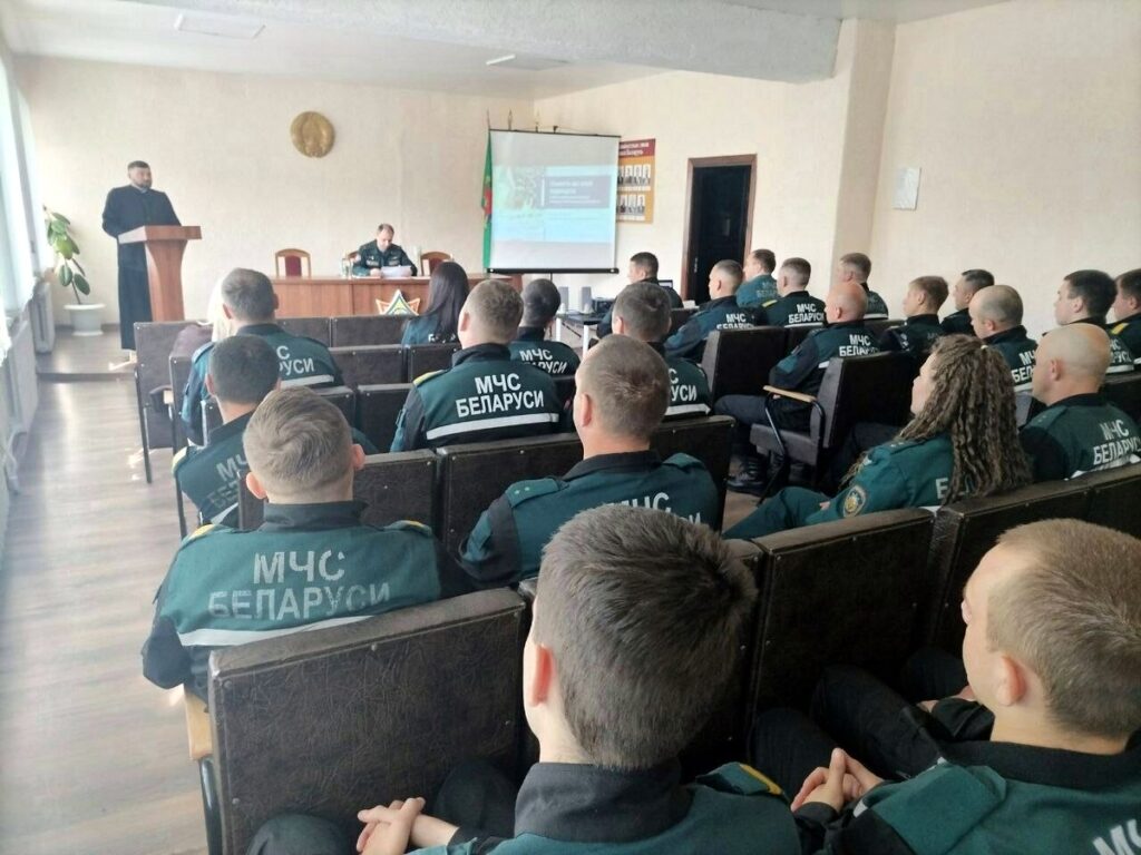 протоиерей Сергий Лешкевич провел в Лепельском районном отделе по чрезвычайным ситуациям встречу-беседу на тему: «Семья без сквернословия»