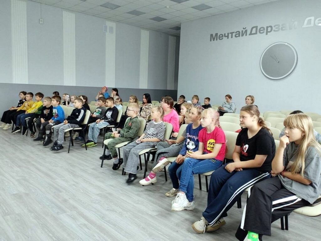 Добровольцы "Лучики добра" посетили летний лагерь Новкинской средней школы