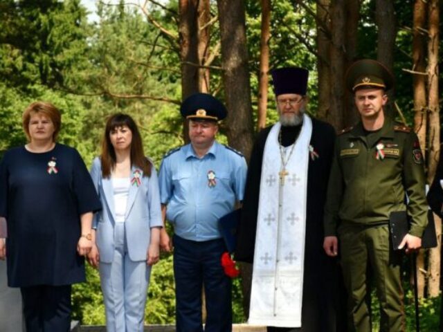 Протоиерей Владимир Догодька совершил заупокойную литию на мемориальном комплексе «Пантеон Памяти» Городка