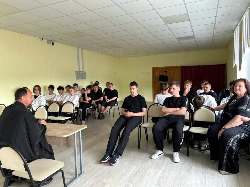 Иерей Игорь Шаповалов провел беседу со школьниками, посвященную «Дню памяти и скорби и геноцида белорусского народа»