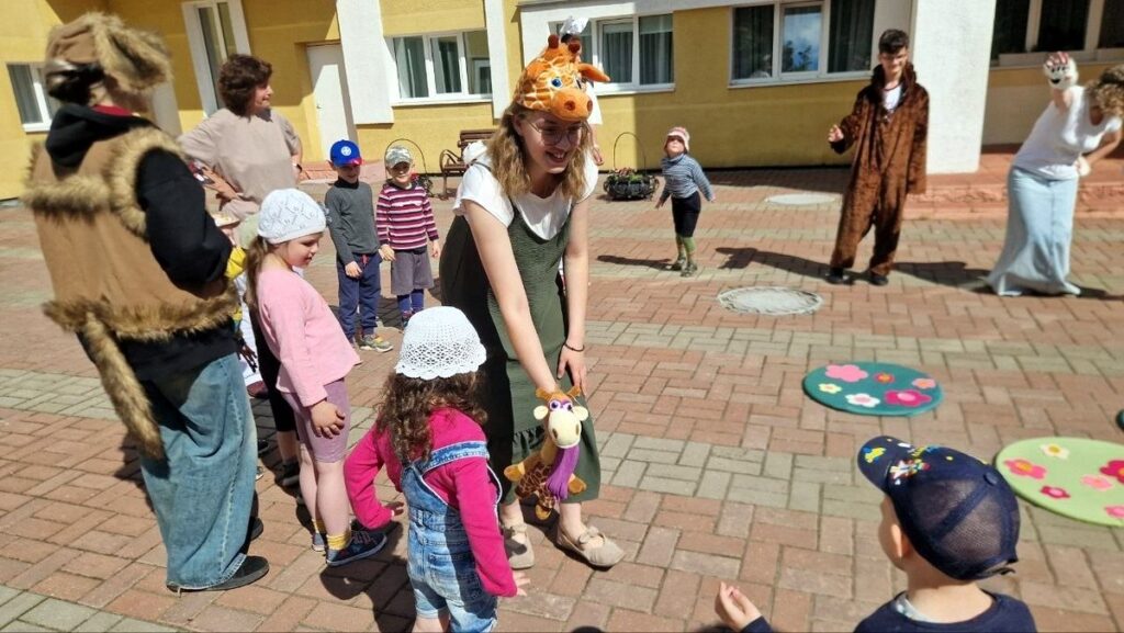 Иерей Виктор Гляд, студенты и волонтерский отряд "Лучики добра" посетили Детский дом города Витебска