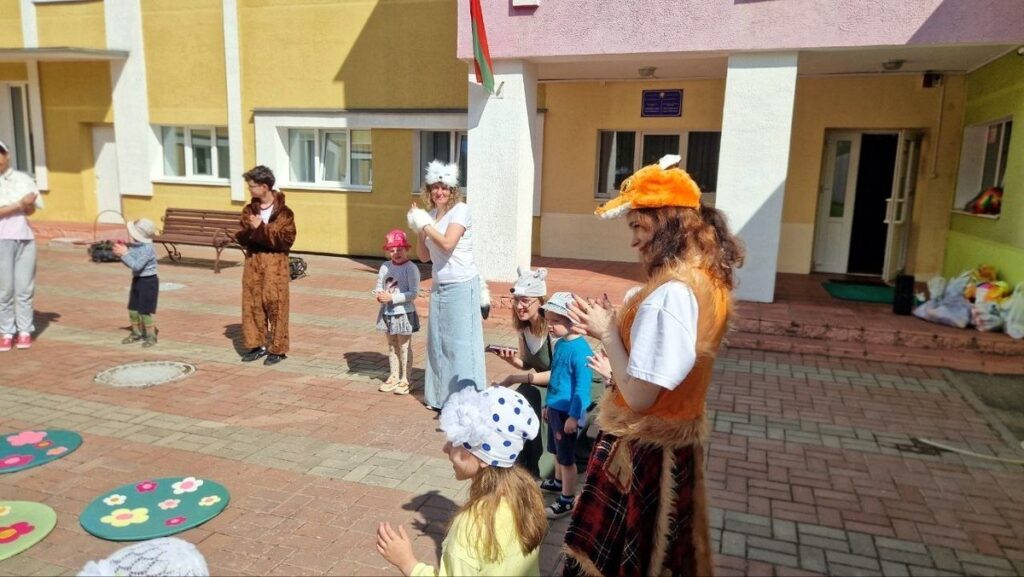 Иерей Виктор Гляд, студенты и волонтерский отряд "Лучики добра" посетили Детский дом города Витебска