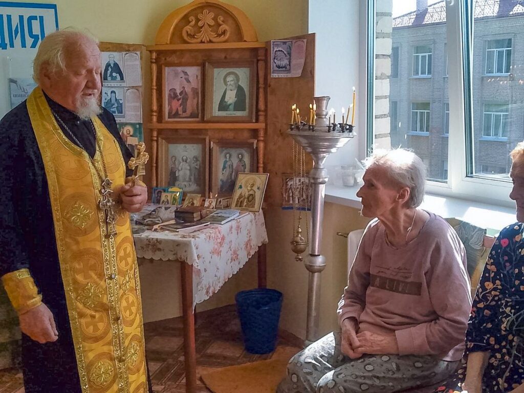 Протоиерей Владимир Коледа посетил Чашникскую районную больницу