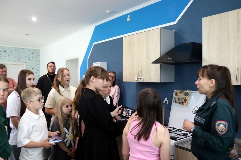 Воспитанники воскресных школ вместе с родителями и священнослужители Витебской епархии посетили центр безопасности МЧС