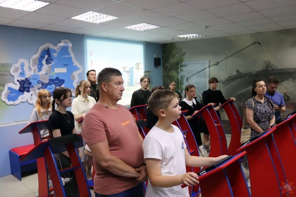 Воспитанники воскресных школ вместе с родителями и священнослужители Витебской епархии посетили центр безопасности МЧС