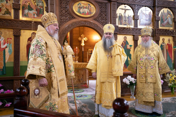 Архиепископ Димитрий сослужил митрополиту Георгию и архиепископу Стефану в храме прп. Серафима Саровского в Жлобине
