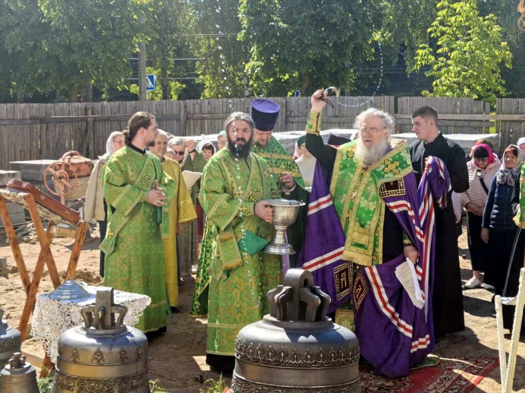 Архиепископ Витебский и Оршанский Димитрий освятил колокола в храме Рождества Христова Витебска