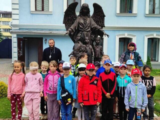 Воспитанники летнего лагеря посетили Покровский монастырь Толочина