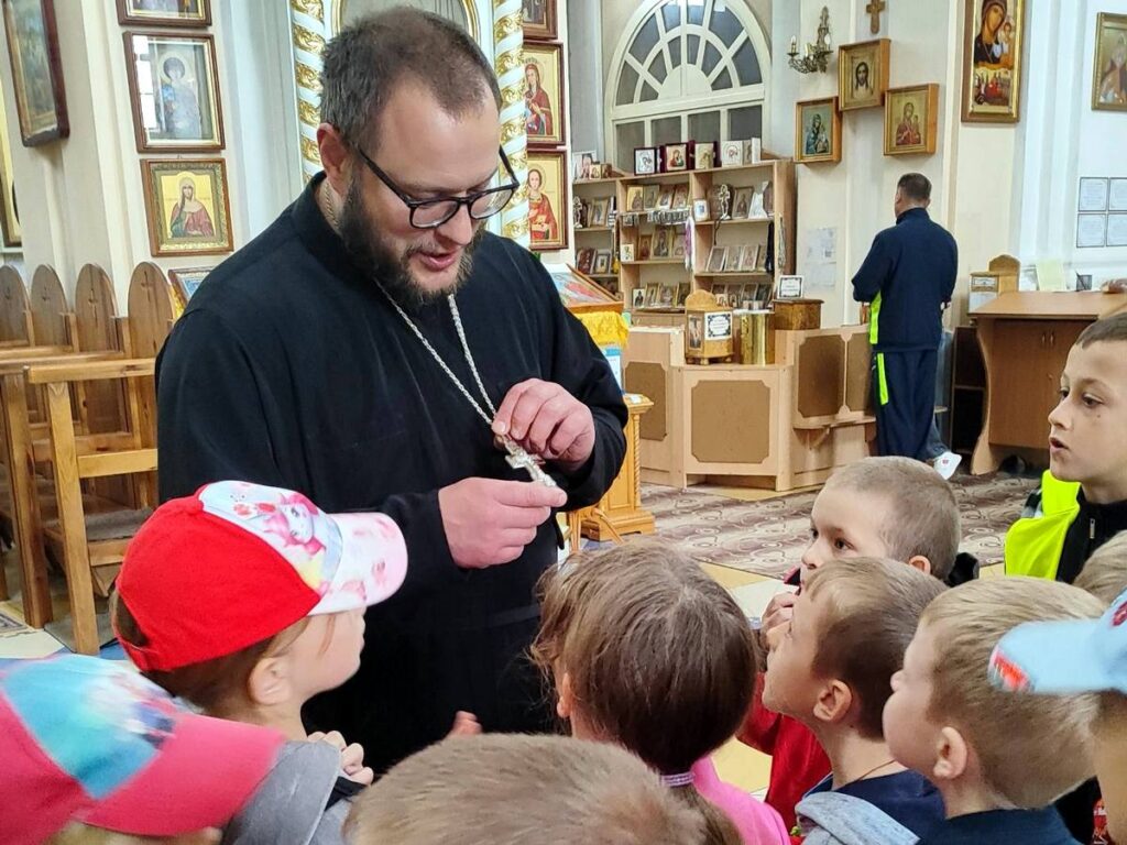 Воспитанники летнего лагеря посетили Покровский монастырь Толочина