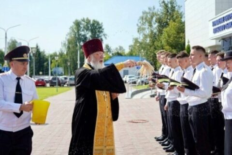 Протоиерей Александр Мозолев принял участие в мероприятии по вручению табельного оружия и служебных удостоверений выпускникам ведомственных учреждений
