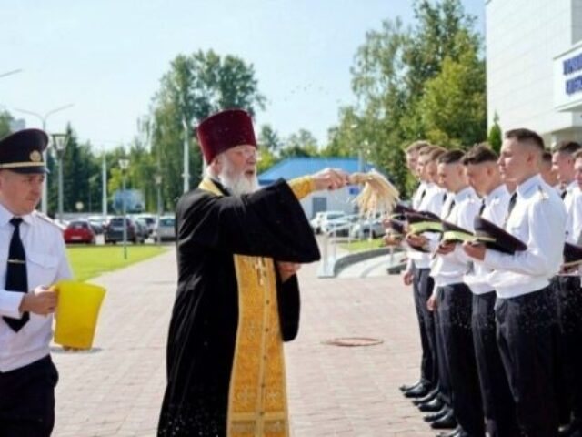 Протоиерей Александр Мозолев принял участие в мероприятии по вручению табельного оружия и служебных удостоверений выпускникам ведомственных учреждений