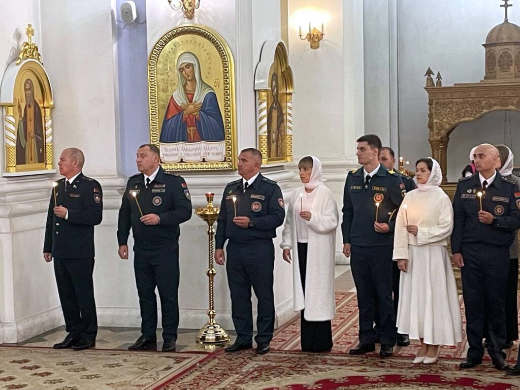 руководитель отдела во взамодействию с Вооруженными силами протоиерей Александр Мозолов и ответственный по взаимодействию с МЧС иерей Георгий Совецкий